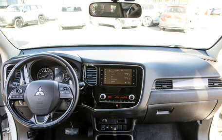 Mitsubishi Outlander III рестайлинг 3, 2021 год, 2 848 000 рублей, 11 фотография