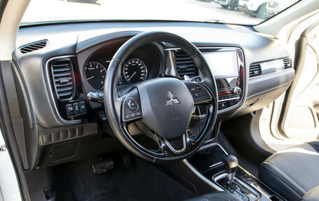 Mitsubishi Outlander III рестайлинг 3, 2021 год, 2 848 000 рублей, 10 фотография