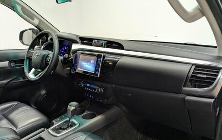 Toyota Hilux VIII, 2017 год, 3 500 000 рублей, 16 фотография