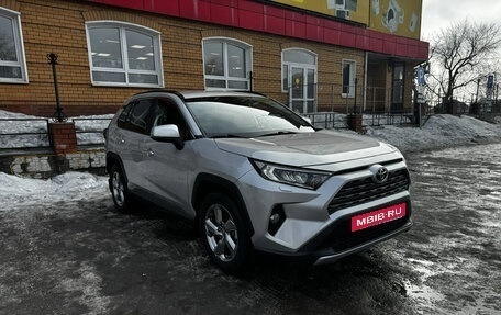 Toyota RAV4, 2019 год, 3 880 000 рублей, 2 фотография