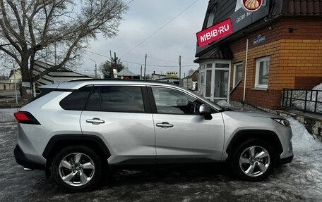 Toyota RAV4, 2019 год, 3 880 000 рублей, 6 фотография