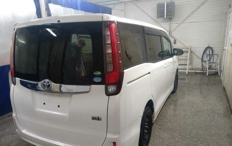 Toyota Noah III, 2016 год, 2 100 000 рублей, 5 фотография