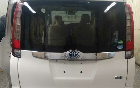 Toyota Noah III, 2016 год, 2 100 000 рублей, 8 фотография