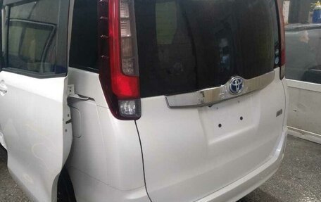 Toyota Noah III, 2016 год, 2 100 000 рублей, 7 фотография