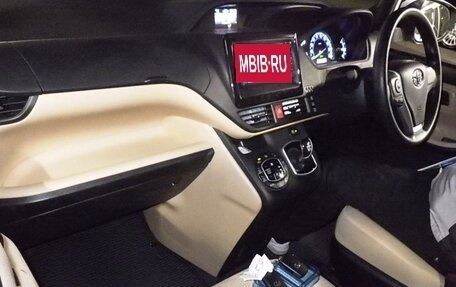 Toyota Noah III, 2016 год, 2 100 000 рублей, 10 фотография