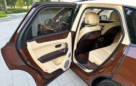 Bentley Bentayga I, 2016 год, 8 499 000 рублей, 13 фотография