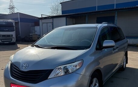 Toyota Sienna III, 2012 год, 2 275 000 рублей, 1 фотография