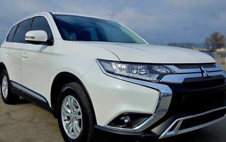 Mitsubishi Outlander III рестайлинг 3, 2021 год, 2 100 000 рублей, 1 фотография