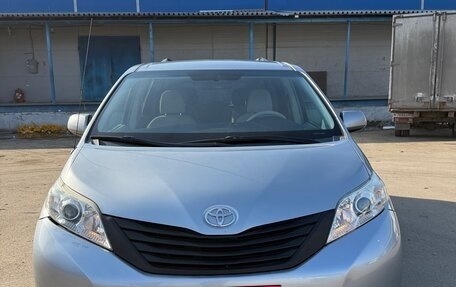 Toyota Sienna III, 2012 год, 2 275 000 рублей, 2 фотография