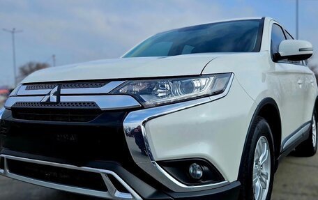 Mitsubishi Outlander III рестайлинг 3, 2021 год, 2 100 000 рублей, 2 фотография