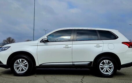 Mitsubishi Outlander III рестайлинг 3, 2021 год, 2 100 000 рублей, 5 фотография