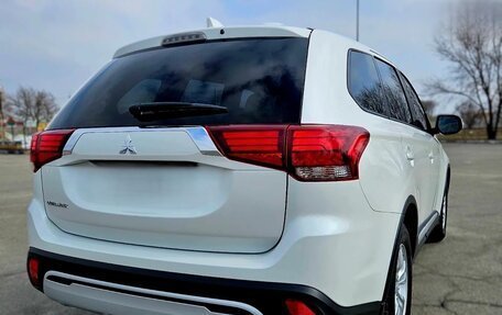 Mitsubishi Outlander III рестайлинг 3, 2021 год, 2 100 000 рублей, 4 фотография