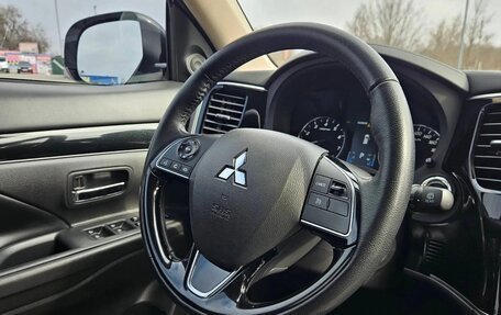 Mitsubishi Outlander III рестайлинг 3, 2021 год, 2 100 000 рублей, 6 фотография