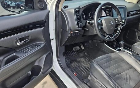 Mitsubishi Outlander III рестайлинг 3, 2021 год, 2 100 000 рублей, 7 фотография