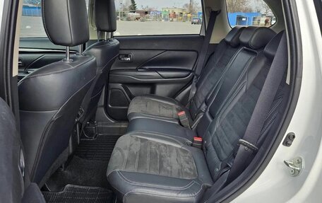 Mitsubishi Outlander III рестайлинг 3, 2021 год, 2 100 000 рублей, 10 фотография