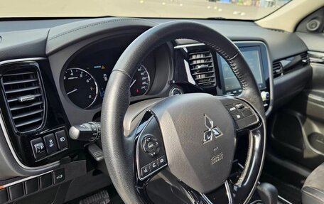 Mitsubishi Outlander III рестайлинг 3, 2021 год, 2 100 000 рублей, 9 фотография