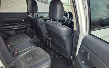 Mitsubishi Outlander III рестайлинг 3, 2021 год, 2 100 000 рублей, 11 фотография