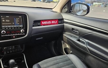 Mitsubishi Outlander III рестайлинг 3, 2021 год, 2 100 000 рублей, 8 фотография