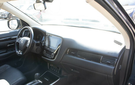 Mitsubishi Outlander III рестайлинг 3, 2018 год, 2 168 000 рублей, 4 фотография