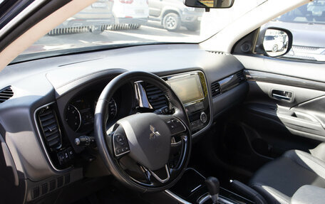 Mitsubishi Outlander III рестайлинг 3, 2018 год, 2 168 000 рублей, 8 фотография