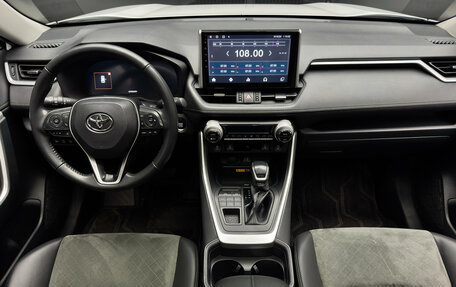 Toyota RAV4, 2024 год, 3 950 000 рублей, 10 фотография