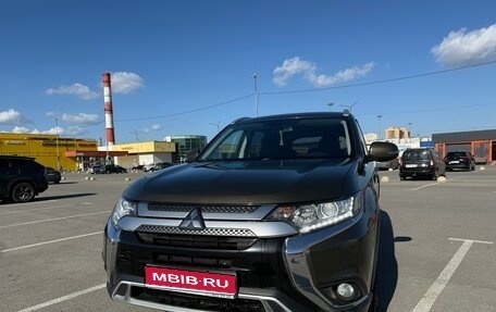Mitsubishi Outlander III рестайлинг 3, 2020 год, 2 000 000 рублей, 1 фотография