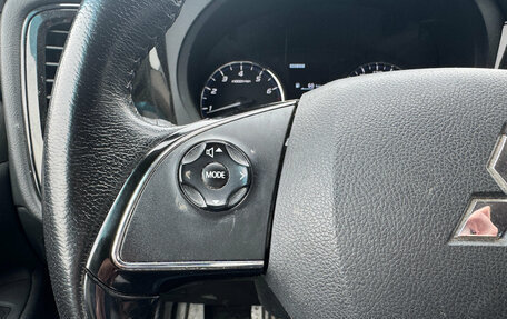 Mitsubishi Outlander III рестайлинг 3, 2018 год, 1 699 000 рублей, 13 фотография