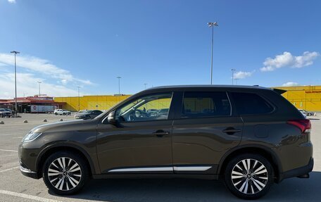 Mitsubishi Outlander III рестайлинг 3, 2020 год, 2 000 000 рублей, 2 фотография