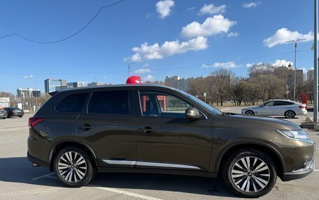 Mitsubishi Outlander III рестайлинг 3, 2020 год, 2 000 000 рублей, 4 фотография