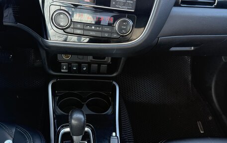 Mitsubishi Outlander III рестайлинг 3, 2020 год, 2 000 000 рублей, 13 фотография