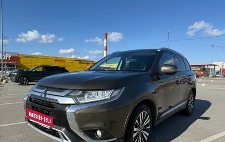 Mitsubishi Outlander III рестайлинг 3, 2020 год, 2 000 000 рублей, 3 фотография