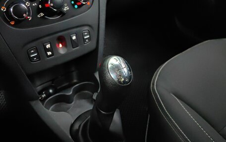 Renault Logan II, 2018 год, 899 000 рублей, 16 фотография