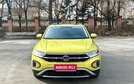 Volkswagen T-Roc I, 2023 год, 1 930 000 рублей, 2 фотография