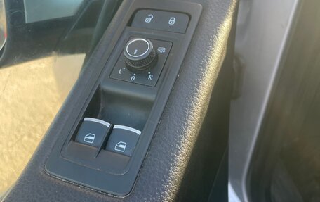 Volkswagen Multivan T6 рестайлинг, 2018 год, 3 990 000 рублей, 12 фотография