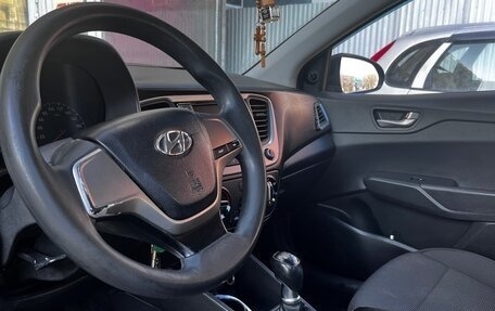 Hyundai Solaris II рестайлинг, 2017 год, 700 000 рублей, 12 фотография