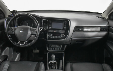 Mitsubishi Outlander III рестайлинг 3, 2017 год, 1 980 000 рублей, 13 фотография