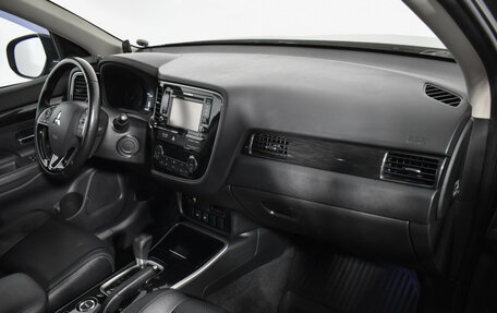 Mitsubishi Outlander III рестайлинг 3, 2017 год, 1 980 000 рублей, 12 фотография