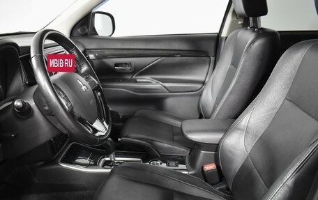 Mitsubishi Outlander III рестайлинг 3, 2017 год, 1 980 000 рублей, 10 фотография