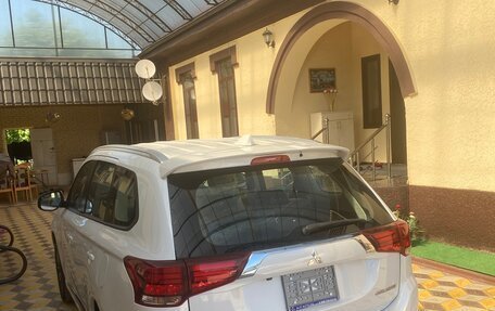 Mitsubishi Outlander III рестайлинг 3, 2022 год, 2 350 000 рублей, 4 фотография