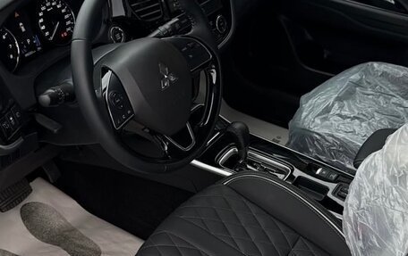 Mitsubishi Outlander III рестайлинг 3, 2022 год, 2 350 000 рублей, 7 фотография