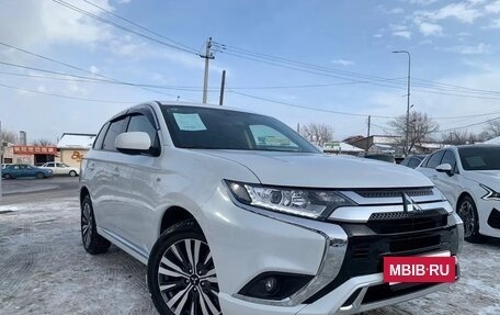Mitsubishi Outlander III рестайлинг 3, 2022 год, 2 350 000 рублей, 5 фотография