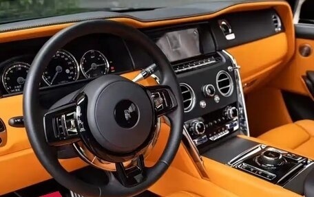 Rolls-Royce Cullinan, 2023 год, 68 000 000 рублей, 3 фотография