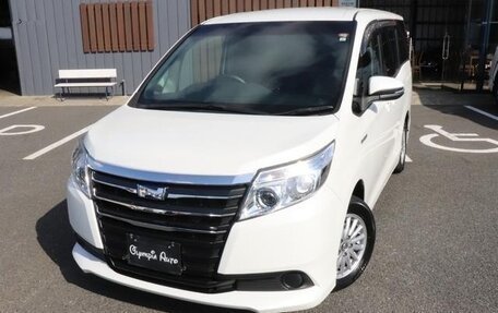 Toyota Noah III, 2016 год, 1 832 007 рублей, 1 фотография
