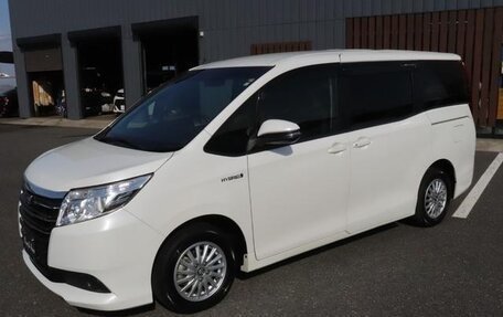 Toyota Noah III, 2016 год, 1 832 007 рублей, 4 фотография
