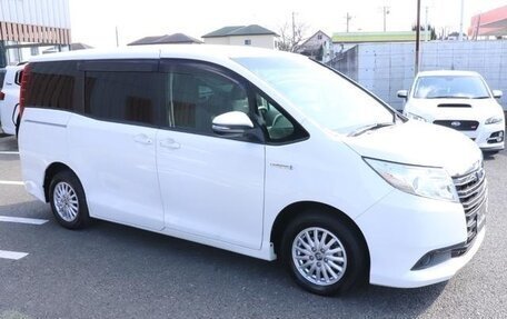 Toyota Noah III, 2016 год, 1 832 007 рублей, 3 фотография