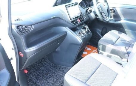Toyota Noah III, 2016 год, 1 832 007 рублей, 10 фотография