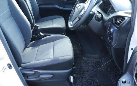 Toyota Noah III, 2016 год, 1 832 007 рублей, 9 фотография