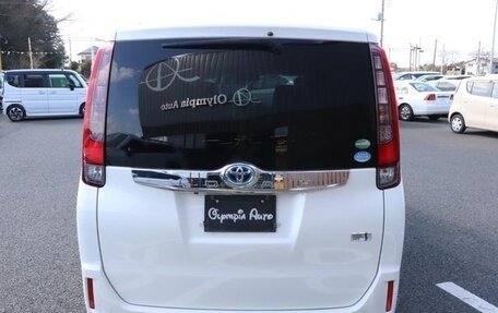 Toyota Noah III, 2016 год, 1 832 007 рублей, 7 фотография