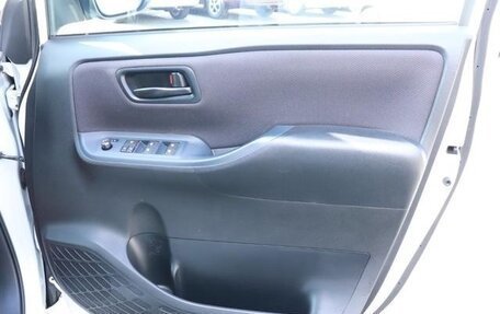 Toyota Noah III, 2016 год, 1 832 007 рублей, 26 фотография