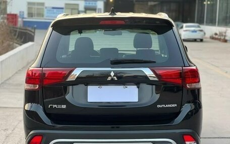 Mitsubishi Outlander III рестайлинг 3, 2022 год, 1 890 002 рублей, 10 фотография